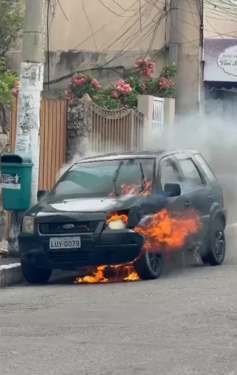 Carro pega fogo na Praia Grande, em Arraial do Cabo, e mobiliza bombeiros — RC24H