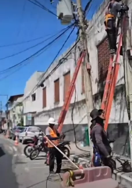 Remoção de fios inutilizados é realizada na Avenida Getúlio Vargas, em Arraial do Cabo — RC24H