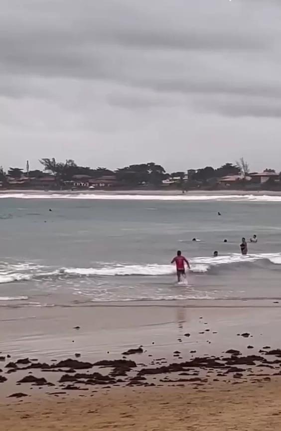Guarda-Vidas retira banhista do mar após corrente de retorno na Praia de Geribá, em Búzios — RC24H
