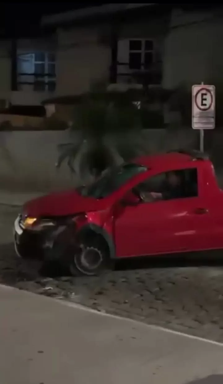 Motorista bate com o carro na Travessa dos Pescadores, em Búzios — RC24H