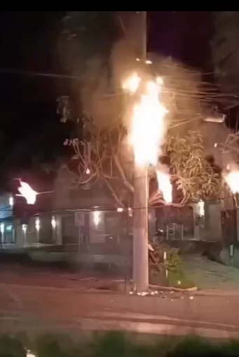 Poste com fiação pega fogo e causa transtornos no bairro Cruzeiro da Rasa, em Búzios — RC24H