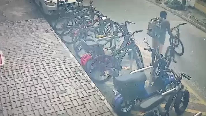 Homem furta bicicleta em frente a escola nas Palmeiras, em Cabo Frio — RC24H