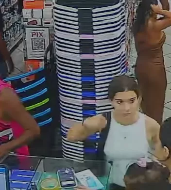 Mulher é flagrada furtando capinhas de celular em loja no Centro de Cabo Frio — RC24H