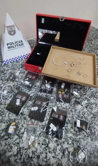 Polícia recupera semijoias furtadas de loja em Cabo Frio e prende duas pessoas — RC24H