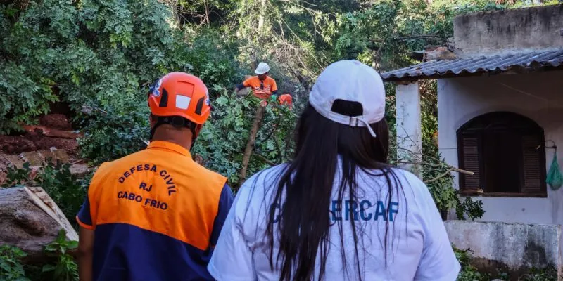 Prefeitura de Cabo Frio realiza intervenção preventiva em encosta no Jacaré após movimentação de terra