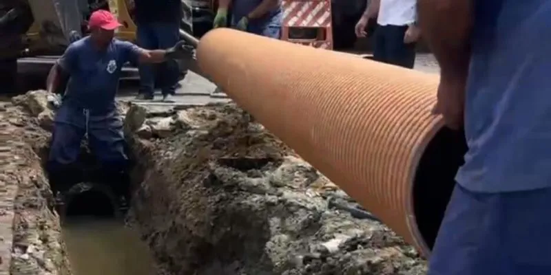 Prefeitura de Cabo Frio substitui manilhas danificadas por tubos PEAD no Centro