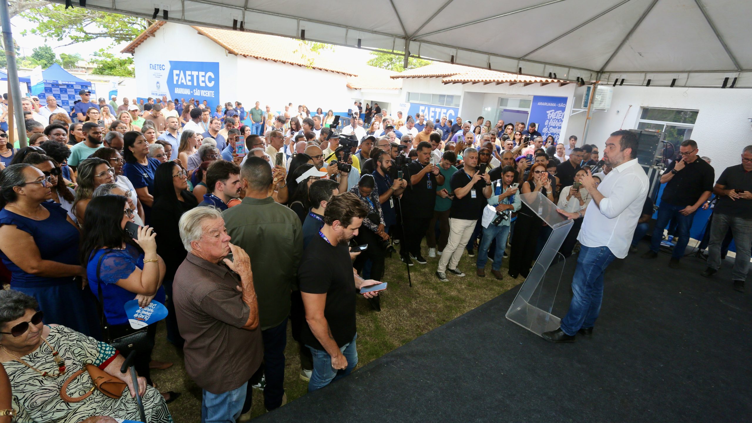 Cláudio Castro inaugura Faetec e acompanha obras de recapeamento em Araruama