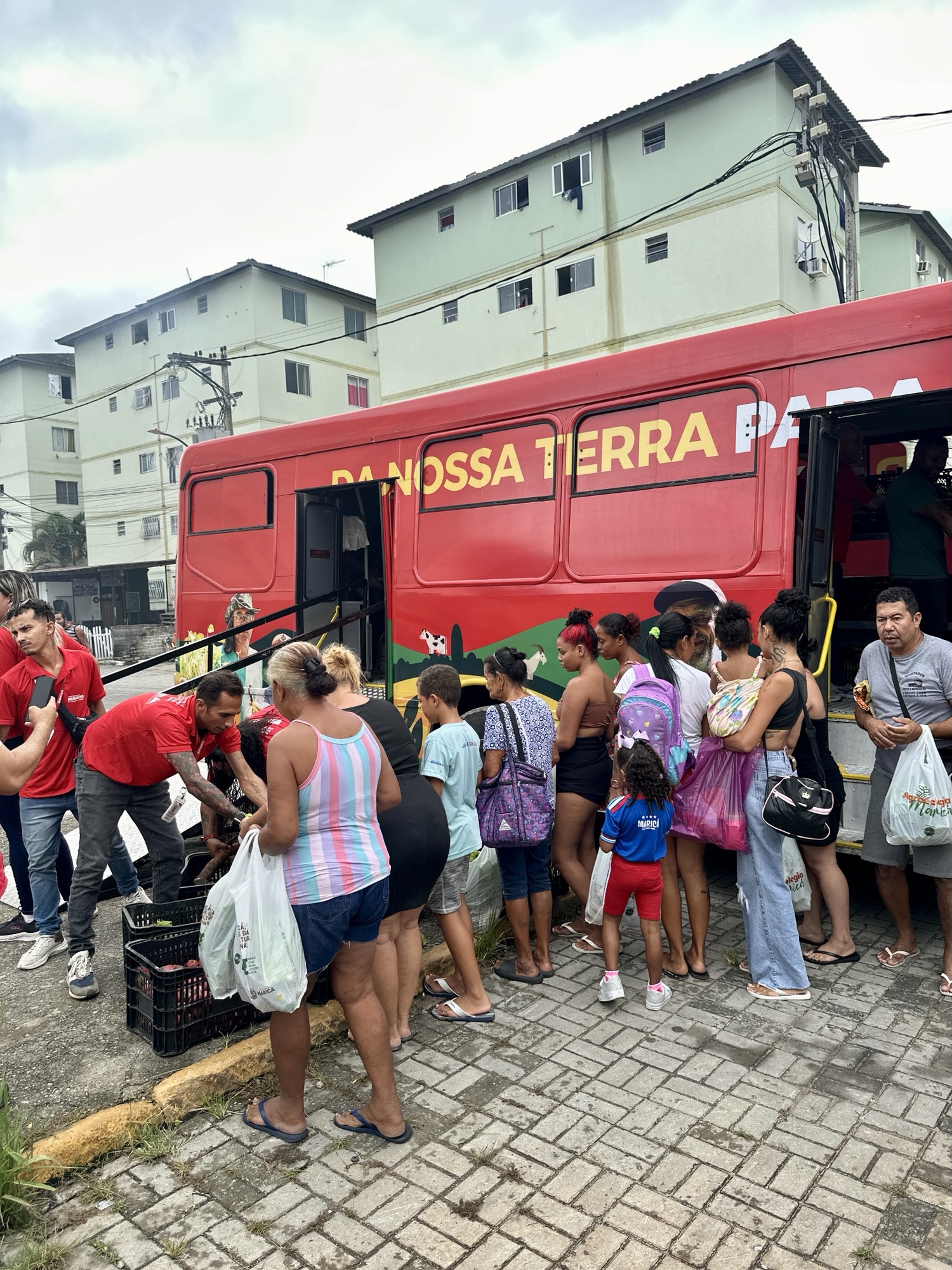 Prefeitura de Maricá lança ônibus itinerante para distribuição de hortaliças nos bairros