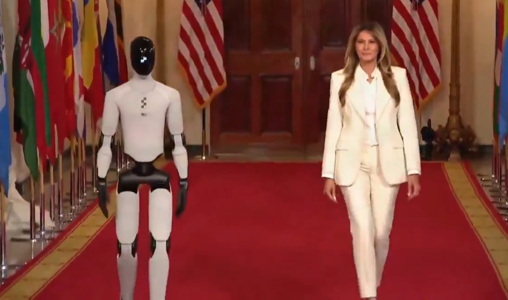 'Primeiro-robô': Melania Trump desfila com robô humanoide em evento na Casa Branca; VÍDEO