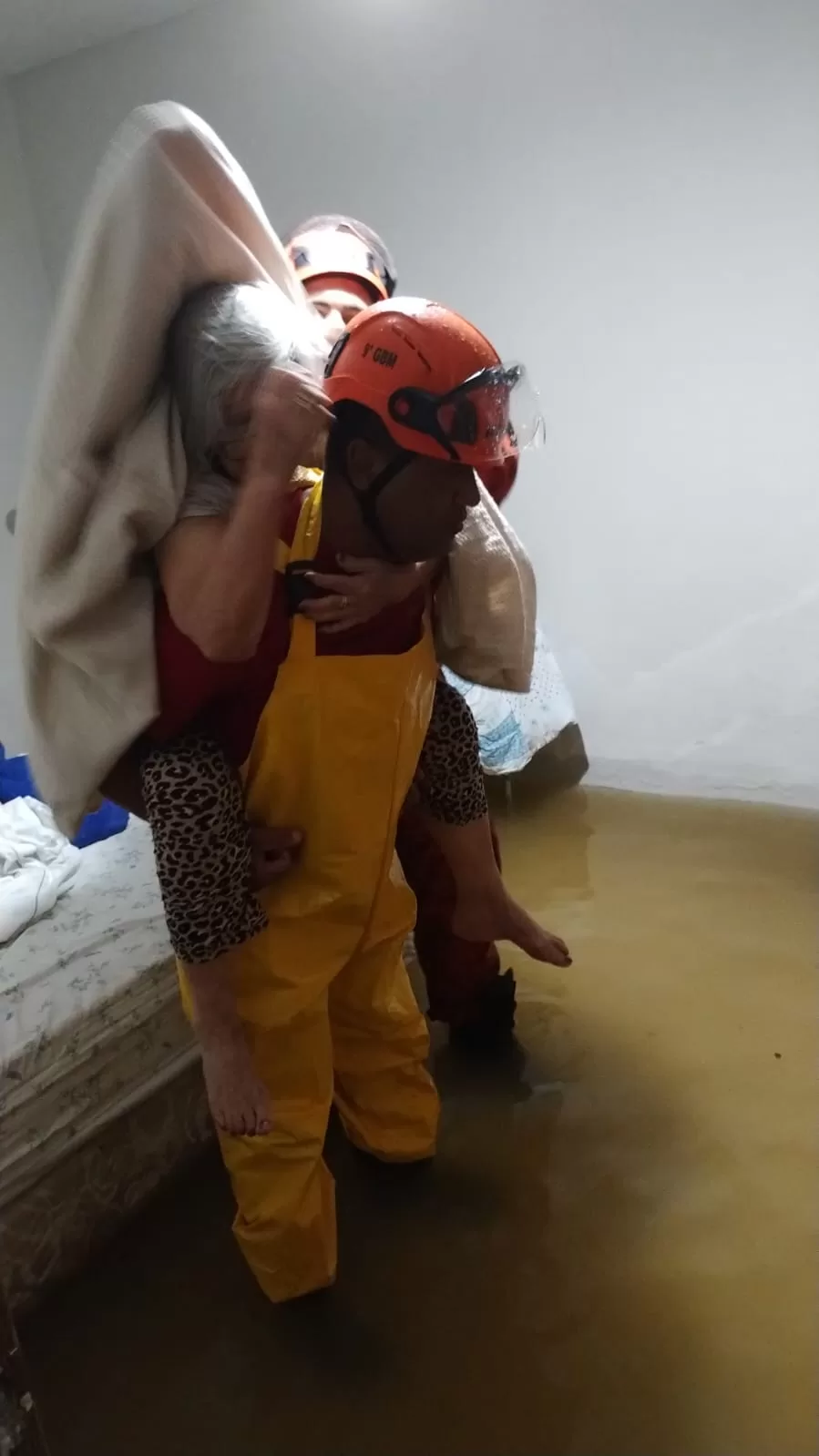 Bombeiros salvam idosa durante enchentes em Rio das Ostras — RC24H
