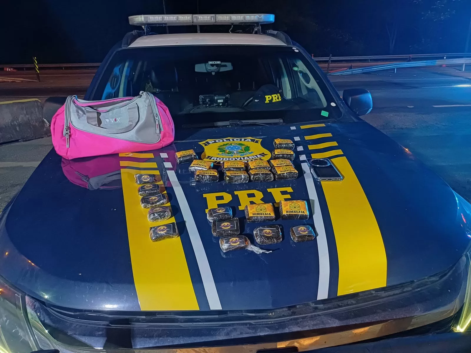 Passageira é flagrada com quase 2 kg de haxixe durante abordagem da PRF na BR-101, em Rio das Ostras — RC24H