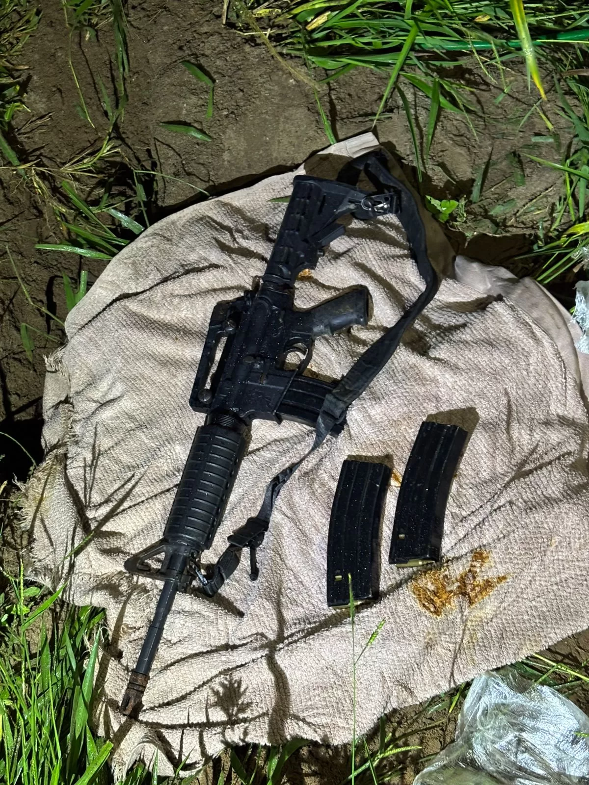 Fuzil e munições são encontrados enterrados em terreno em São Pedro da Aldeia — RC24H