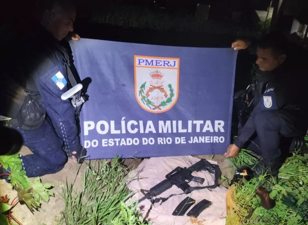 Polícia apreende fuzil e munições escondidos em terreno no Baixo Grande, em São Pedro da Aldeia — RC24H