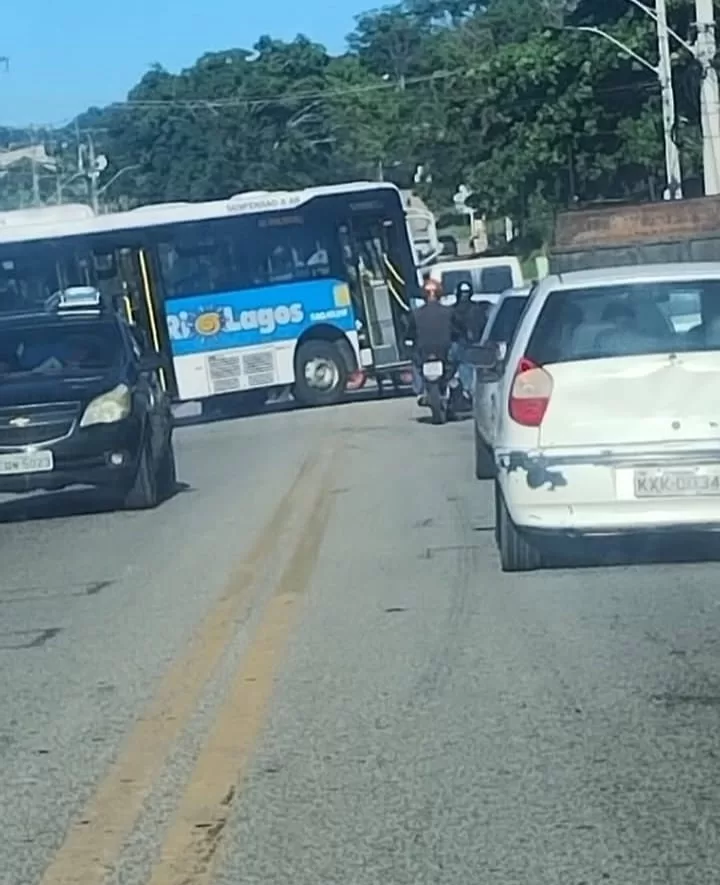 Acidente entre ônibus e carro é registrado na RJ-106 em Saquarema — RC24H