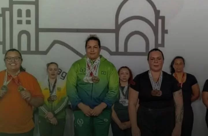 Atleta de Saquarema conquista ouro e bate recordes no Brasileiro de Powerlifting 2026 — RC24H