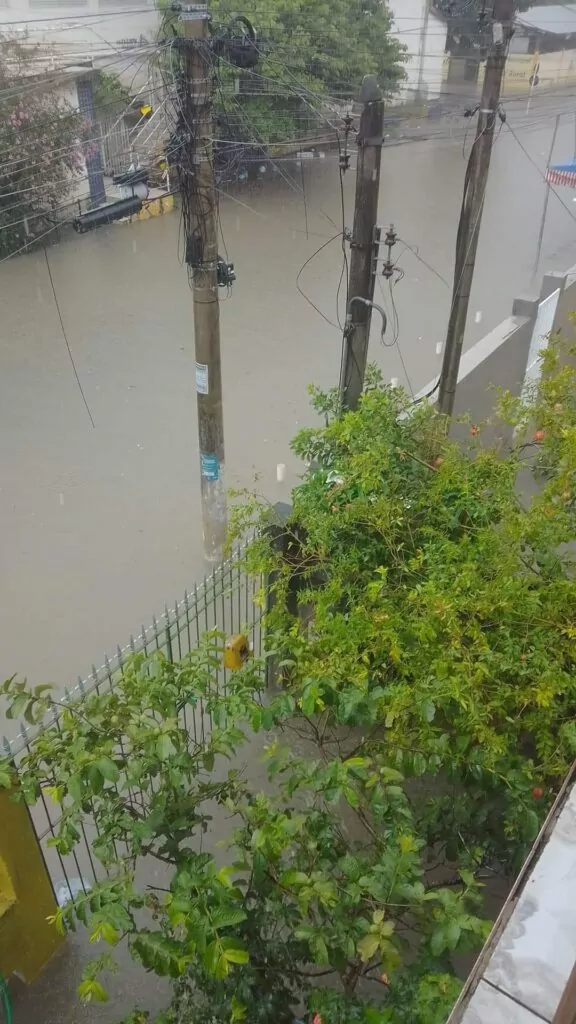Araruama: Chuva intensa deixa ruas de Araruama alagadas