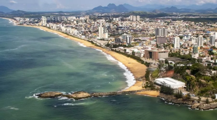 Macaé: Cidade lidera criação de vagas de trabalho no Rio de Janeiro, com ênfase nos setores de serviços e indústria.