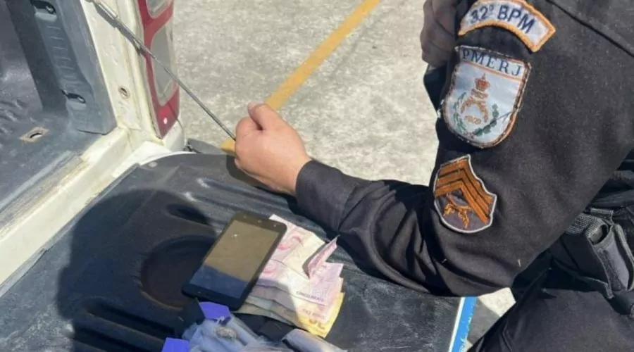 Ação da polícia no bairro Cláudio Ribeiro, em Rio das Ostras, resulta na prisão de indivíduos suspeitos de tráfico.