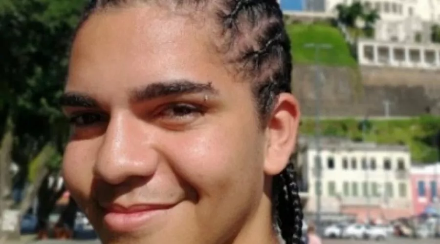 Estudantes do Colégio Miguel Couto, em Cabo Frio, manifestam-se após assassinato cruel de colega