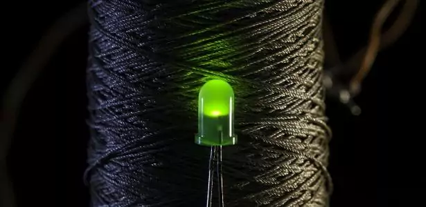 Roupas tecnológicas geram calor, recarregam celular e viram tela 'touch'