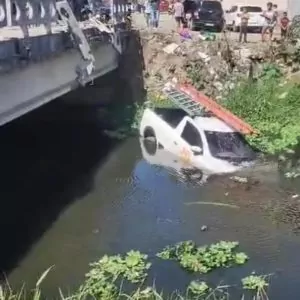 Veículo de empresa de internet cai no Canal Medeiros em Rio das Ostras | Rio das Ostras