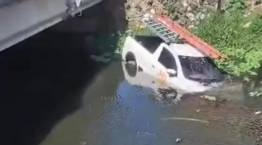 Carro de empresa de internet afunda no Canal Medeiros em Rio das Ostras