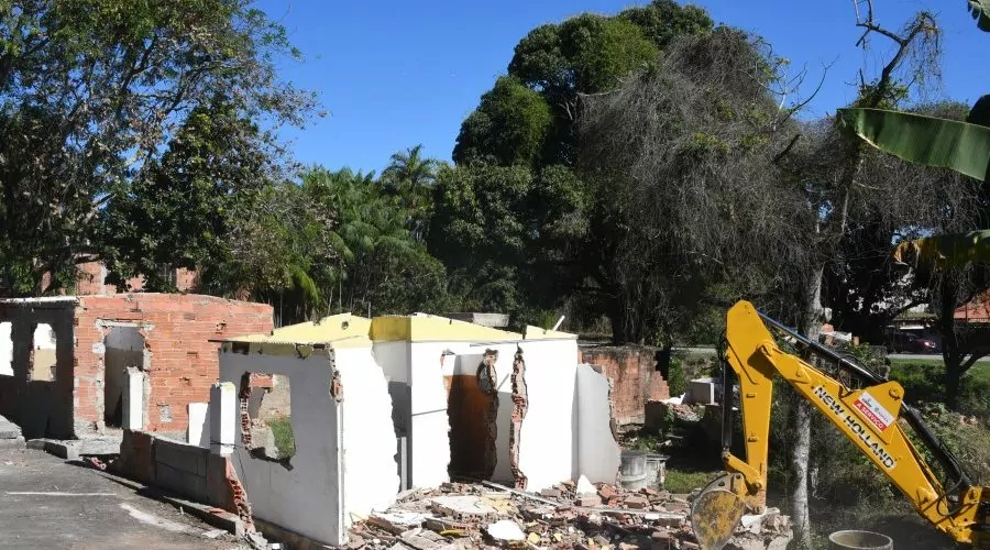 Maricá: Cidade de Maricá derruba mais oito construções ilegais em pedreiras
