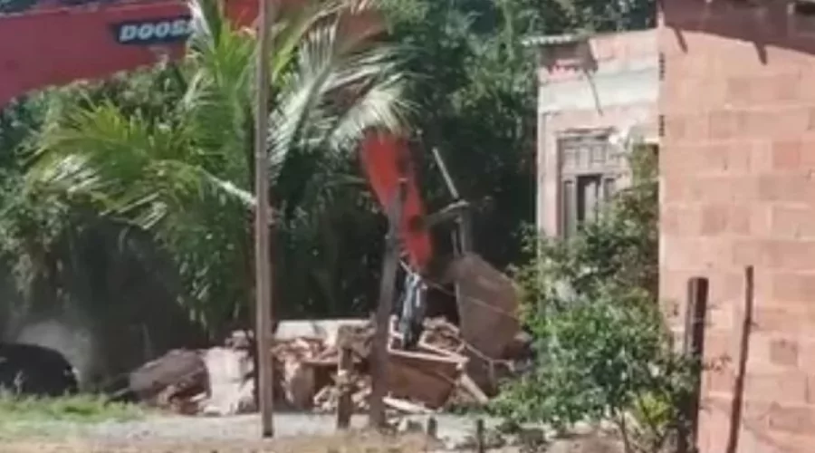 Demolição de 28 construções ilegais em área ambiental de Arraial do Cabo, RJ.