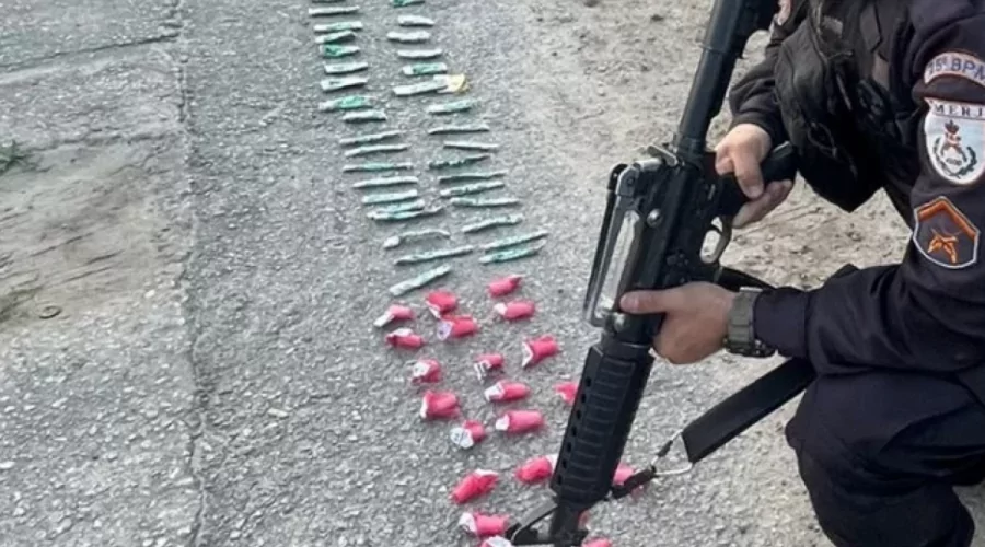 PM apreende entorpecentes e captura delinquente em São Pedro da Aldeia