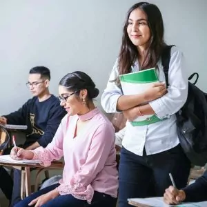 Alunos em sala de aula via Javier Trueba/Unsplash
