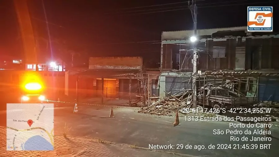 Ponto de vista do telhado que desabou e a destruição causada nas lojas abaixo.