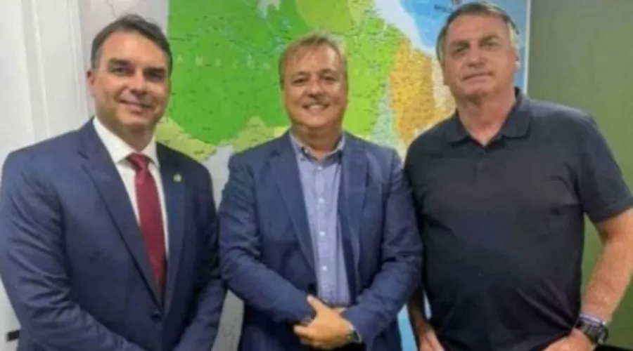 Prefeito de Búzios encontra-se com Bolsonaro e Flávio em Brasília