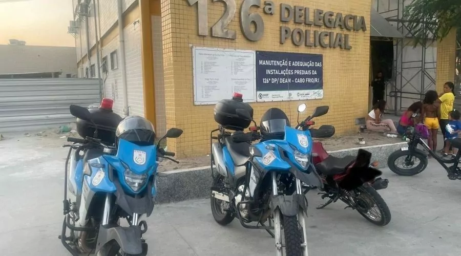 Cabo Frio: Jovem de 15 anos é pego fazendo manobras perigosas em frente à escola