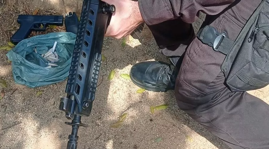 PM encontra drogas e arma falsa em Cabo Frio