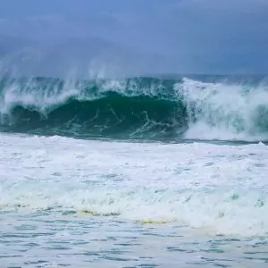 Alerta! Praias de Maricá terão ondas de até 4 metros | Enfoco