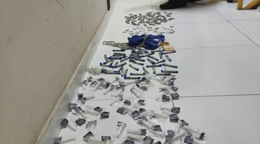Adolescentes tentam escapar pulando telhados, mas são presos com drogas em Araruama