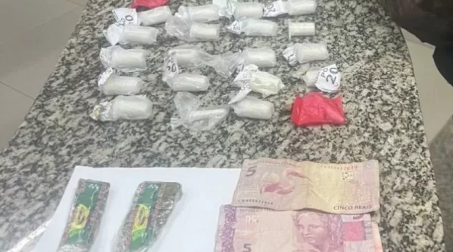 PM apreende entorpecentes e prende suspeito por tráfico em São Pedro da Aldeia