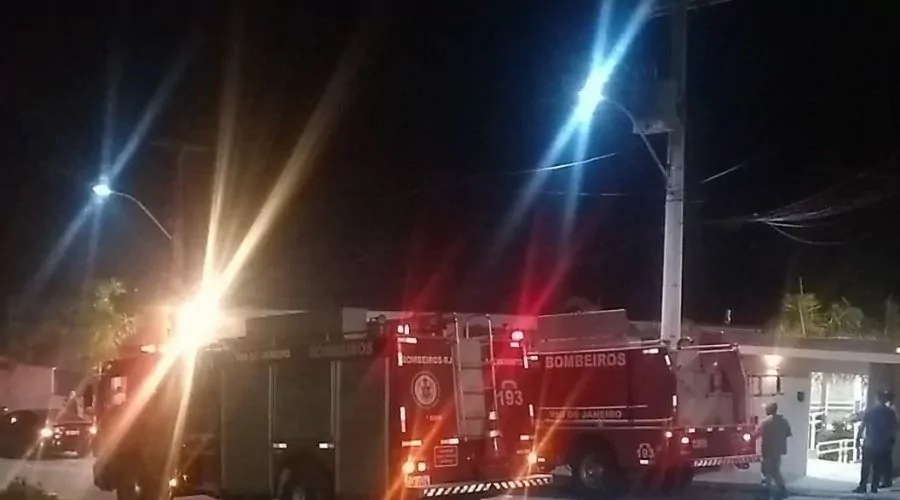 Incêndio intenso ocorre em Saquarema e quase atinge residência de idosos