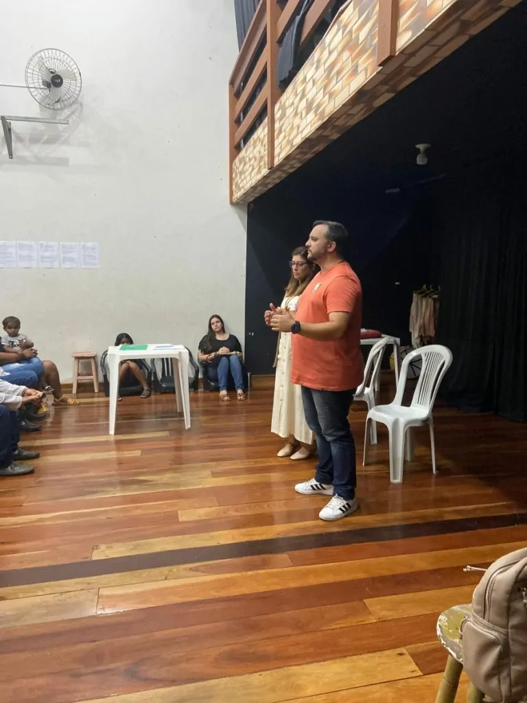 Rafael e Leila durante a reunião com a equipe Rafael e Leila durante a reunião com a equipe
