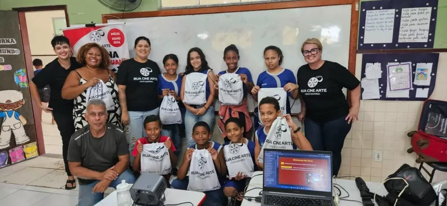 Alunos realizando dinâmicas práticas nas oficinas de audiovisual