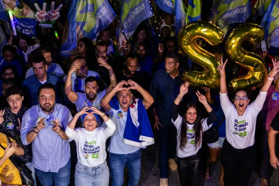 Multidão em Cabo Frio durante caminhada Participantes da caminhada em Cabo Frio