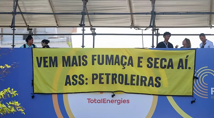 Manifestantes se mobilizam em evento do setor de combustíveis fósseis