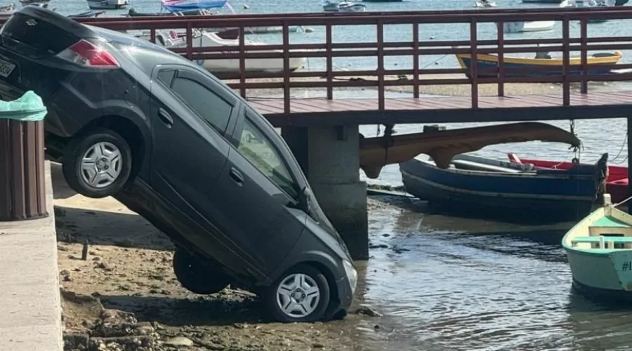 Cabo Frio: Veículo na areia surpreende moradores na Passagem, em Cabo Frio