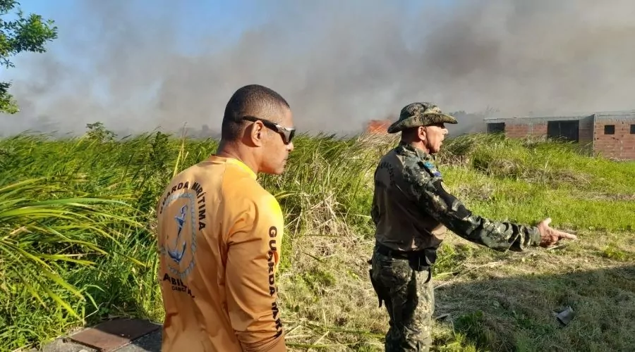 Cabo Frio: Fogo atinge região perto de condomínio em Unamar, Cabo Frio