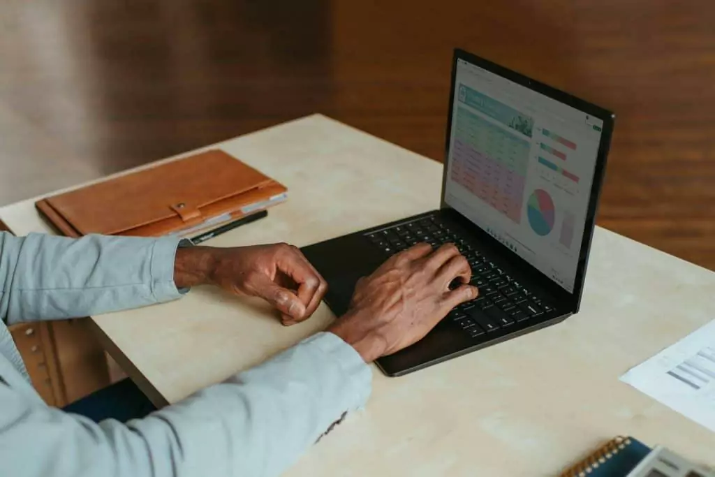 Como adquirir laptop com desconto para estudantes? Guia Região dos Lagos 7 Imagem ilustrativa de um home office com notebook, mouse e teclado