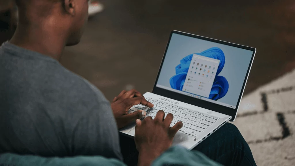 Como adquirir laptop com desconto para estudantes? Guia Região dos Lagos 5 Imagem de uma pessoa utilizando um notebook para jogos