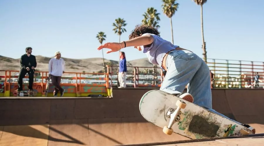 Praticar skate melhora a saúde mental de mulheres, aponta pesquisa
