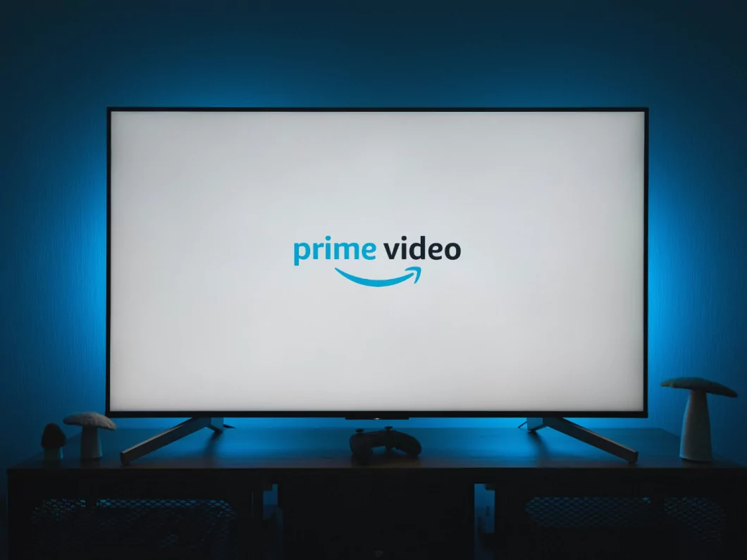 Entenda como o Prime Video opera e descubra suas funcionalidades. Guia Região dos Lagos 6 Ilustração do logo do Prime Video em uma tela de TV