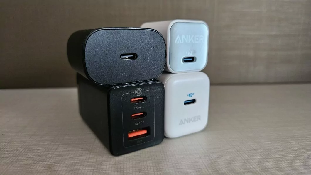 Dicas para aumentar a durabilidade do celular: 7 cuidados essenciais Guia Região dos Lagos 11 Diversos carregadores USB dispostos em uma mesa