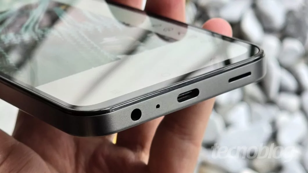 Dicas para aumentar a durabilidade do celular: 7 cuidados essenciais Guia Região dos Lagos 9 Imagem de um celular sendo segurado por uma mão